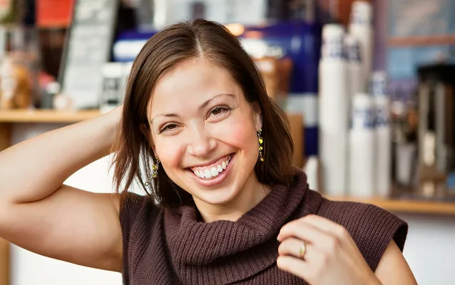 Portrait d'une cliente exprimant sa satisfaction après avoir retrouvé sa stabilité financière