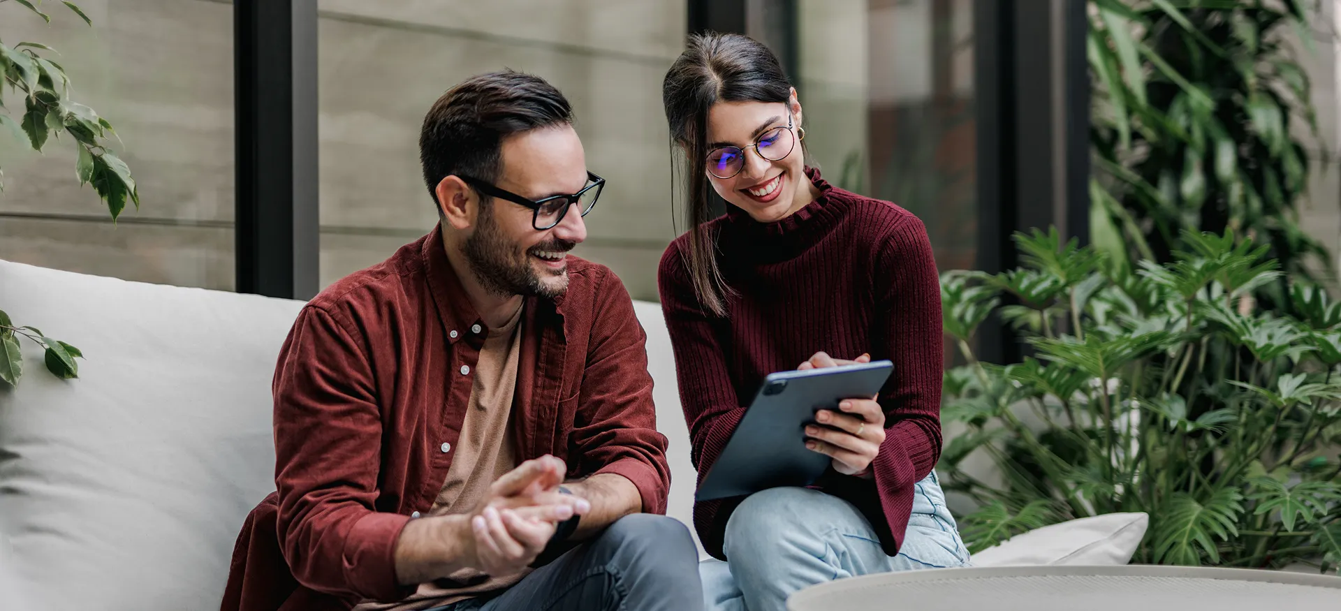 Couple planifiant leur prochain projet financier en consultant les offres de prêt sur tablette