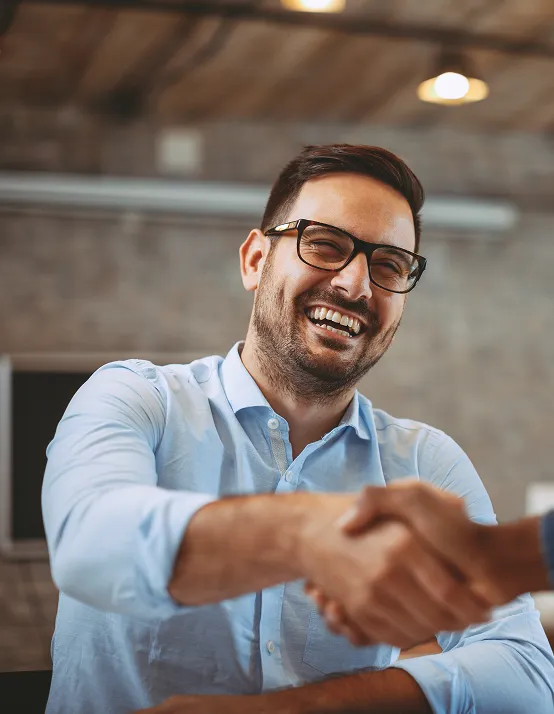 Homme finalisant une demande de financement personnel