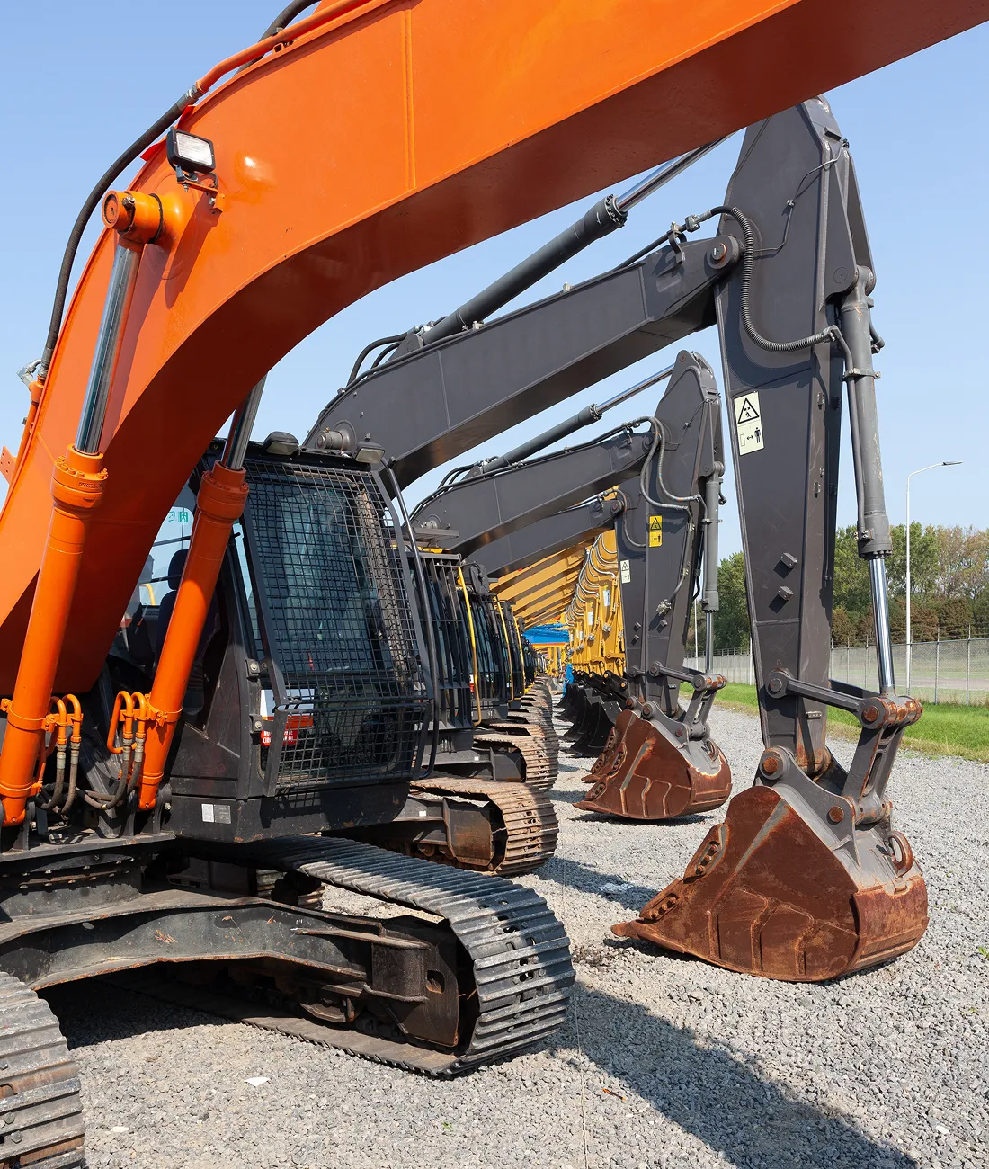 Alignement de pelleteuses industrielles prêtes pour un projet de construction financé