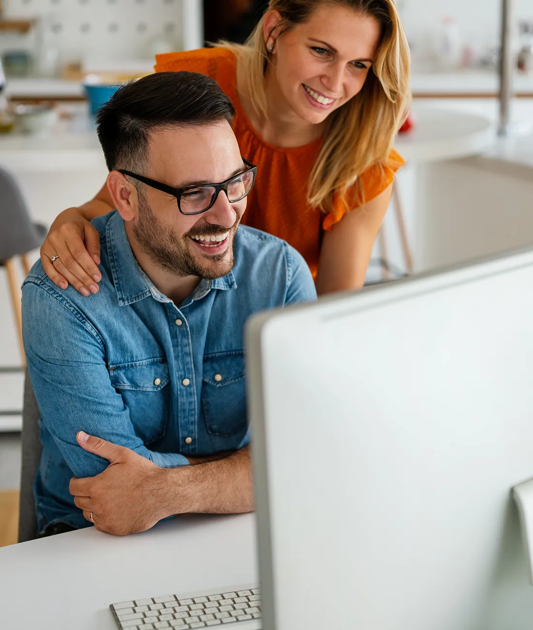 Couple souriant remplissant leur demande de financement